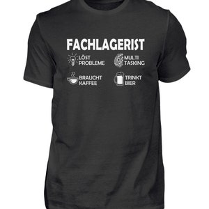 Könnte beinhalten: Schwarzes T-Shirt mit weißem Text, der "Fachlagerist" lautet und Symbole einer Glühbirne, Zahnräder, einer Kaffeetasse und eines Bierkruges enthält. Der Text unter den Symbolen lautet "löst probleme", "multi tasking", "braucht kaffee" und "trinkt bier".