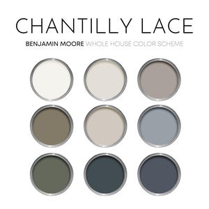 Może przedstawiać: Paleta kolorów do całego domu Benjamin Moore zatytułowana CHANTILLY LACE z dziewięcioma okrągłymi próbkami farb ułożonymi w siatce trzy na trzy. Kolory obejmują odcienie od jasnej bieli i beżu po szarość, oliwkową zieleń, błękit oraz ciemny granat.