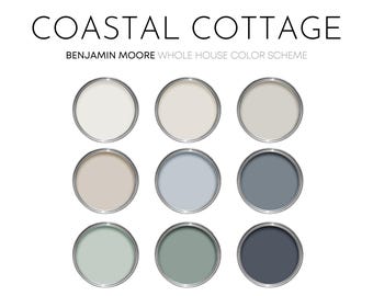 Puede incluir: Nueve muestras de pintura en recipientes metálicos redondos, etiquetados como "COASTAL COTTAGE BENJAMIN MOORE WHOLE HOUSE COLOR SCHEME". Los colores son blanco, beige, azul claro, gris, verde y azul.