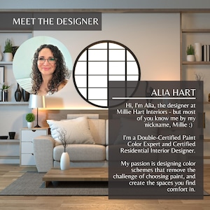 以下が含まれることがあります： インテリアデザインの画像。女性、アリア・ハートと「Meet the Designer」のテキストが表示されています。画像は、ソファ、コーヒーテーブル、装飾要素を備えたモダンなリビングルームを紹介しています。テキストは彼女をカラーエキスパートおよび住宅インテリアデザイナーとして説明しています。