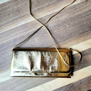 Bolso de mano vintage de piel sintética metalizada dorada de los años 60: cartera pequeña, atuendo formal