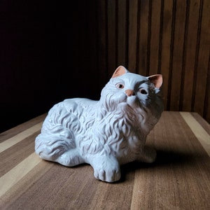 Figurina vintage di grande gatto bianco e terracotta in ceramica pesante a pelo lungo bianco