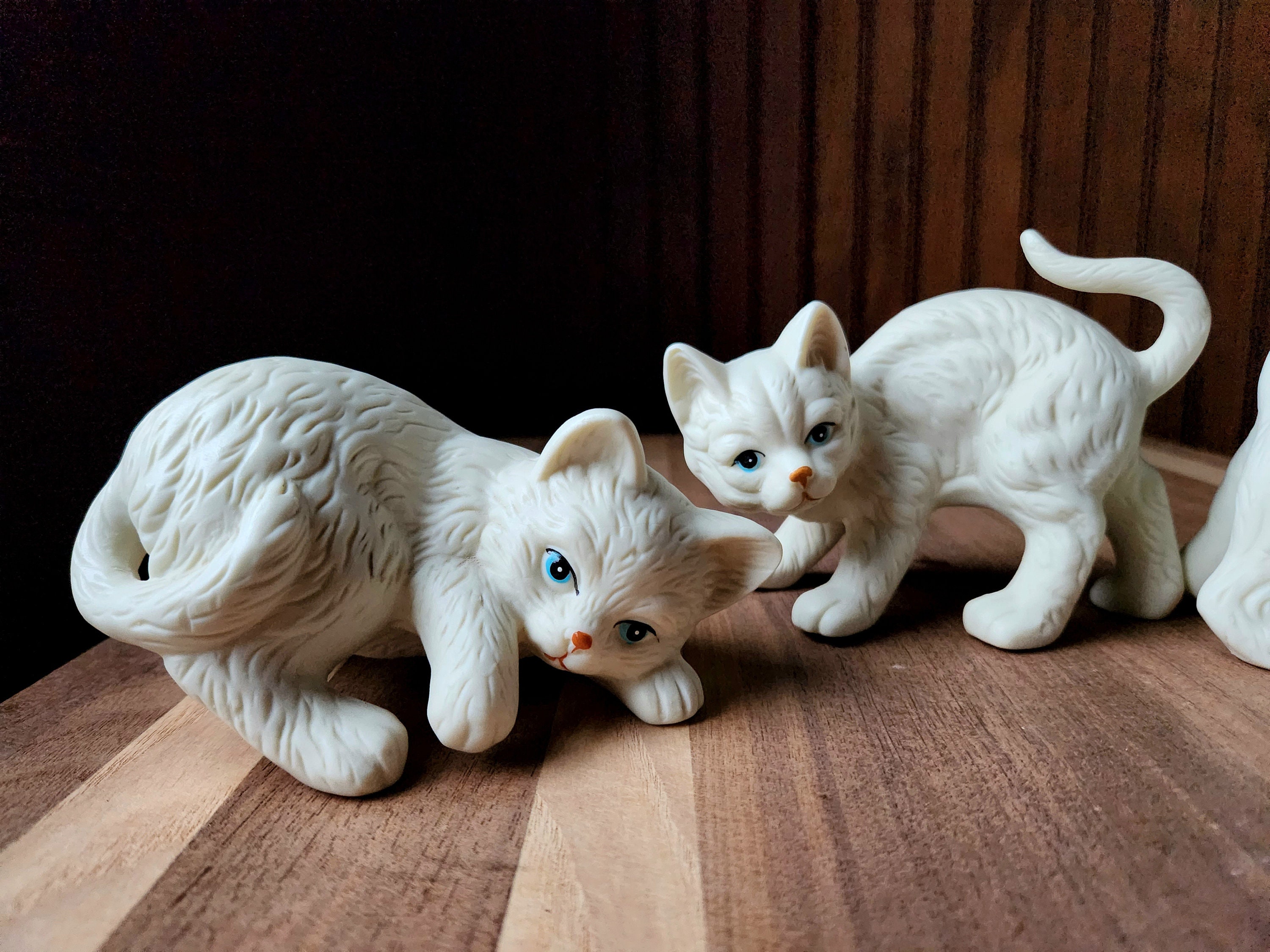 Couple De Chats En Porcelaine Vintage - Tenue D'époque - Hauteur 50 Cm