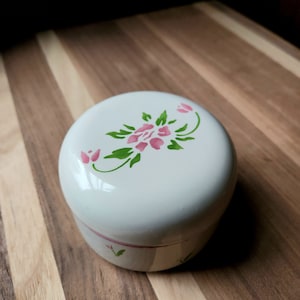 Vintage 1980&#39;s Circular Printed Floral Porcelain Ceramic Trinket Jewelry Box - Pink and Green Roses and Tulips