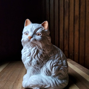 Figurina vintage di grande gatto bianco e terracotta in ceramica pesante a pelo lungo bianco