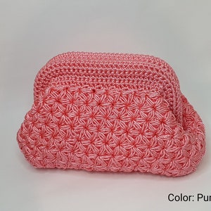 Puede incluir: Un bolso de mano de crochet rosa con un patrón de estrella. Color: Punch.