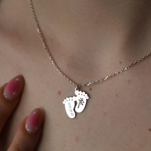 Personalized Baby Foot and Name Necklace, Silver Custom Baby Born Date Necklace, Perfect Gift for New Mom, Cute Newborn Baby Feet Necklace