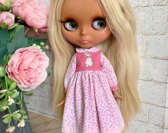 Charming Blythe clothes for a Blythe doll holiday. Blythe fashion dress with Easter Bunny + pink panties as a present