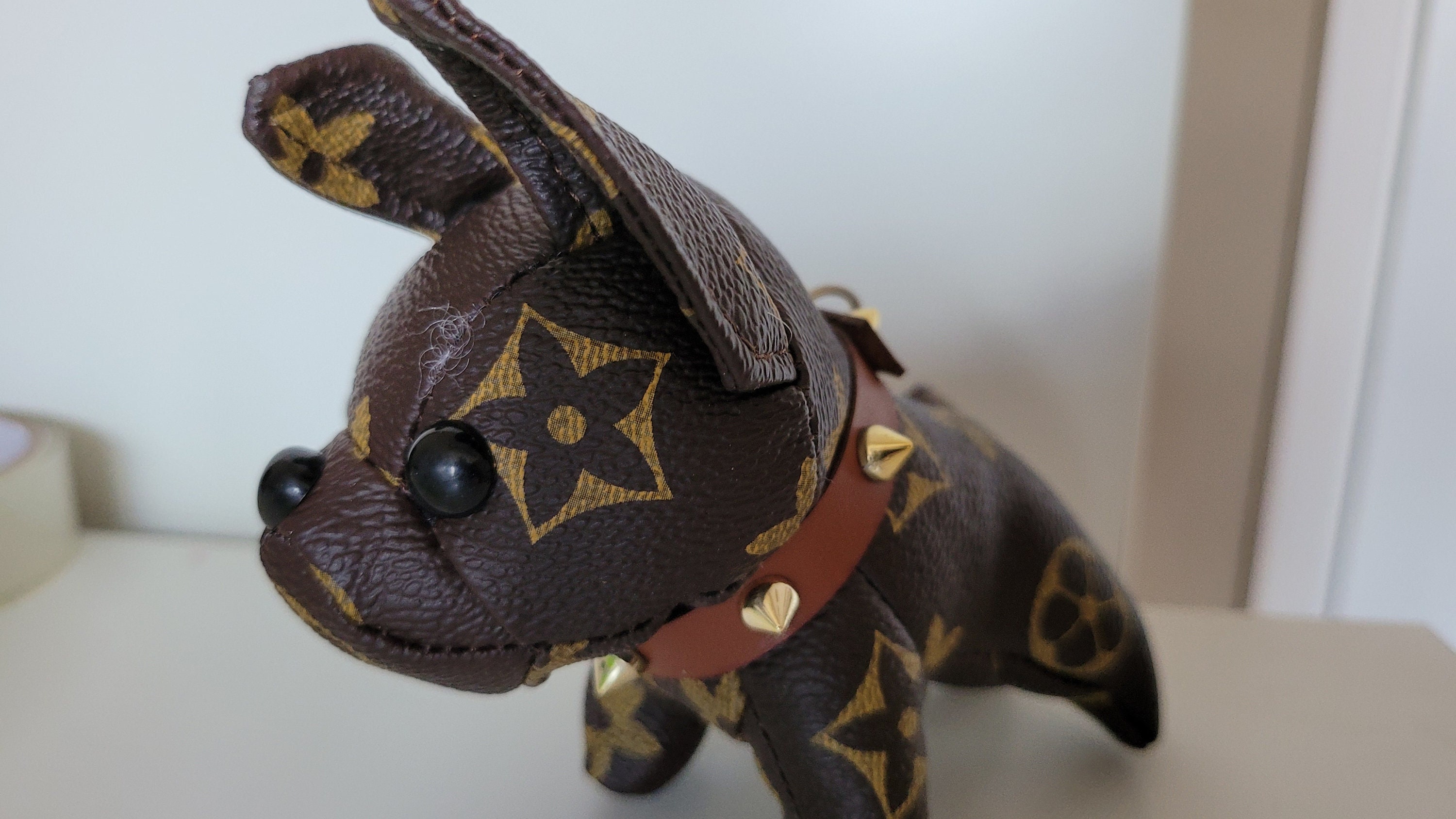 Louis vuitton dog keyring hot sale