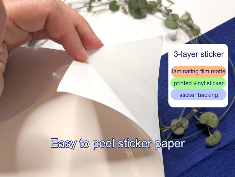 Puede incluir: Una pegatina de tres capas con pel&iacute;cula laminada mate, una pegatina de vinilo impresa y un soporte adhesivo. El papel blanco de la pegatina se est&aacute; despegando para revelar las capas. El texto dice 3-layer sticker y Easy to peel sticker paper.