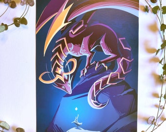 Puede incluir: Una impresión artística de fantasía que presenta un dragón estilizado en tonos morados, rosas y dorados sobre un fondo azul oscuro. El dragón está posado sobre un afloramiento rocoso, con una pequeña figura debajo. La obra es de estilo pintura digital.