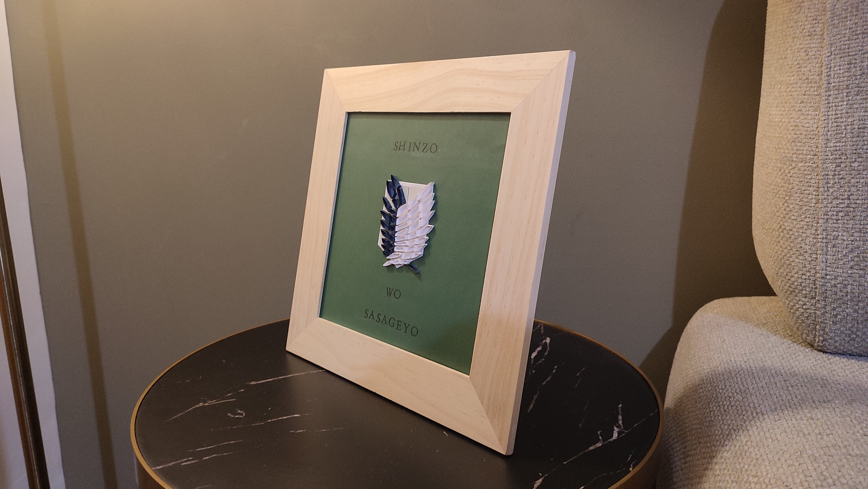 Blason Du Bataillon d'exploration de L'attaque Des Titans avec La Devise Shinzo Wo Sasageyo