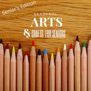 Pode incluir: Um fundo de madeira com o texto "Senior's Edition" e "Seasonal Arts & Crafts for Seniors". Uma fileira de lápis de cor com pontas de várias cores está na parte inferior da imagem.