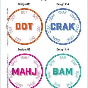 Może przedstawiać: Cztery okrągłe wzory hafciarskie oznaczone jako Design #13, #14, #15 i #16. Każde koło zawiera centralne słowo: DOT w kolorze pomarańczowym, CRAK w niebieskim, MAHJ w r&oacute;żowym i BAM w turkusowym, otoczone mniejszym, powtarzającym się tekstem.