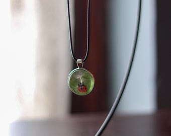 Collar colgante de acuarela pintado a mano "Mariquita en un deseo"