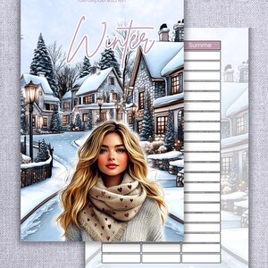 Könnte beinhalten: Ein Winter-Planer mit einer Aquarellillustration eines verschneiten Dorfes und einer Frau mit langen blonden Haaren. Das Wort "Winter" ist kursiv geschrieben. Der Planer enthält einen Abschnitt mit der Bezeichnung "Summe" und ein Raster für Notizen.
