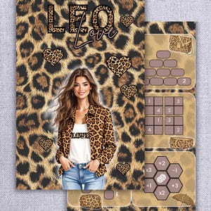 Könnte beinhalten: Digitale Illustration einer Frau in einem Leopardenmuster-Jackett und Jeans. Der Hintergrund ist Leopardenmuster mit den Worten "LEO Love" und Herzformen. Ein Spielbrett ist ebenfalls sichtbar.
