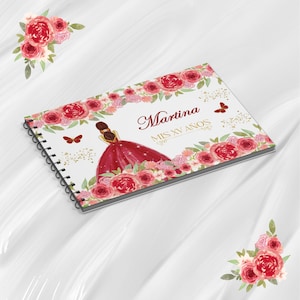 Pode incluir: Um caderno espiral com um design floral de rosas e borboletas. A capa apresenta o nome "Martina" em uma fonte elegante, juntamente com uma ilustração de uma mulher em um vestido vermelho. O texto "MIS XV ANOS" também está presente.