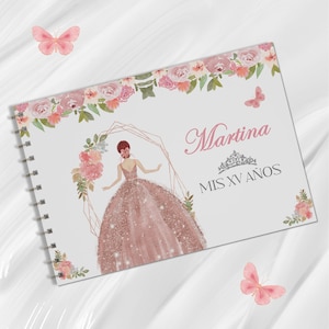 Puede incluir: Un cuaderno de espiral con una cubierta con una ilustración de acuarela. El diseño incluye una joven con un vestido rosa brillante, detalles florales, mariposas y el nombre "Martina" en cursiva. También está presente el texto "MIS XV AÑOS".