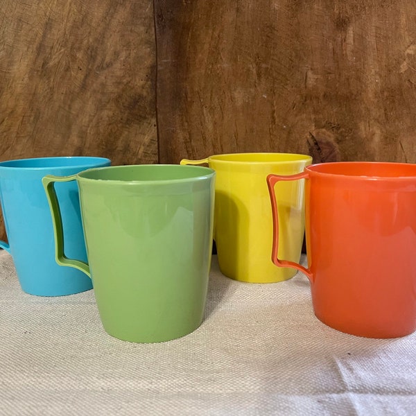 Vintage 1960s Plastic Cups Picnic Colonial Plastics Cleveland OH // Retro / American / Farmhouse / Country / BBQ / Colorful / Mid Century