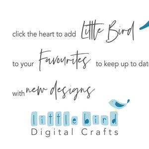 Pu&ograve; includere: Fai clic sul cuore per aggiungere ai tuoi preferiti e rimanere aggiornato sui nuovi design di Little Bird Digital Crafts. Il logo presenta un uccello blu appollaiato su una fila di blocchi blu che compongono la scritta "little bird".
