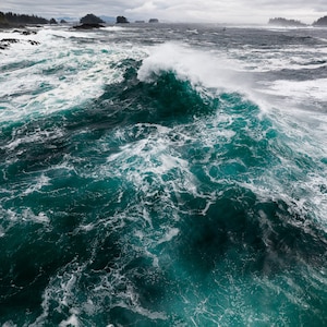 Wellen crashend, Tofino, Ucluelet.  Leinwand, Metall, Acryl und Fotodrucke