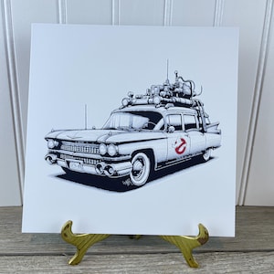 Può includere: Illustrazione in bianco e nero dell'auto Ecto-1 dei Ghostbusters. L'auto presenta un design dettagliato con attrezzature sul tetto e il logo dei Ghostbusters sul lato. La targa recita "ECTO-1".