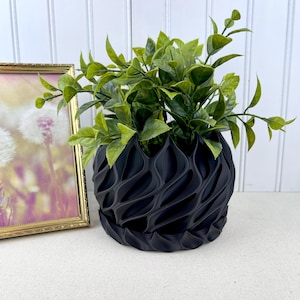 Modern Geometric Planter Pot, Twisted Planter Pot, Small Indoor Flower Pot, Modern Planter with Saucer