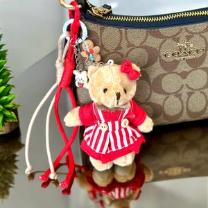 Tashanger teddybeer, leuke sleutelhanger voor rugzakken, pluche tasaccessoire, pluizige beer met overall en konijntjes, sleutelhanger tashanger, sleutelhanger beer
