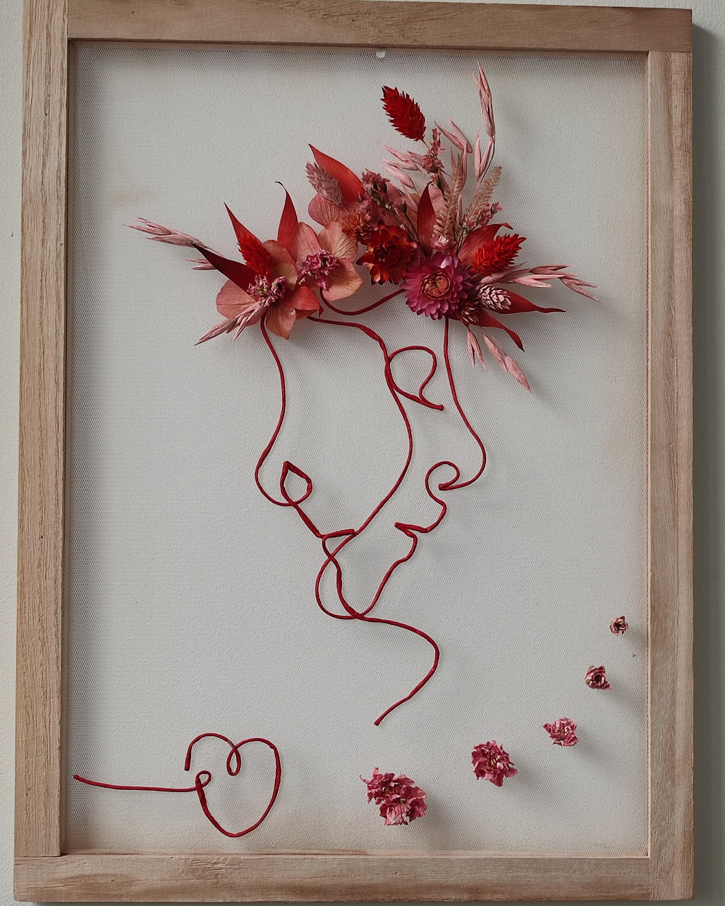 Cadre Personnalisé en Fleurs Séchées et Stabilisées Dimension 30x40 cm Le Dessin Est Réalisé Fil de 