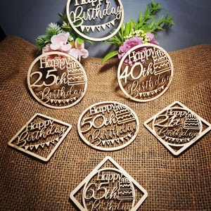 Puede incluir: Un letrero de madera rústico con el texto "Welcome to our home" en letras blancas. El letrero presenta un acabado envejecido y un diseño simple y acogedor, ideal para un porche o entrada.