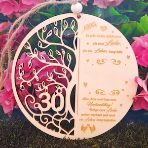 K&ouml;nnte beinhalten: Runde Hochzeitsdekoration aus Holz mit Baumdesign und der Zahl 30. Der Text enth&auml;lt deutsche S&auml;tze &uuml;ber Liebe und ein langes gemeinsames Leben. Mit Aufh&auml;ngeschnur. Durchmesser ca. 10 cm.