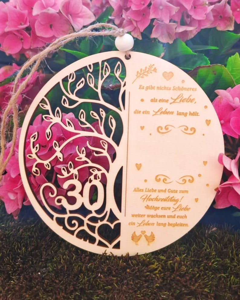 K&ouml;nnte beinhalten: Runde Hochzeitsdekoration aus Holz mit Baumdesign und der Zahl 30. Der Text enth&auml;lt deutsche S&auml;tze &uuml;ber Liebe und ein langes gemeinsames Leben. Mit Aufh&auml;ngeschnur. Durchmesser ca. 10 cm.