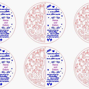 K&ouml;nnte beinhalten: Lasergeschnittene Holzornamente mit Baumdesign und Text. Die Ornamente sind kreisf&ouml;rmig, mit einem roten Baumdesign auf der einen Seite und blauem Text auf der anderen Seite. Der Text enth&auml;lt die Worte "Name und Datum".
