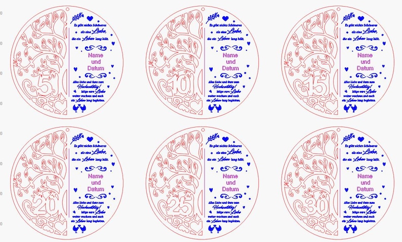 K&ouml;nnte beinhalten: Lasergeschnittene Holzornamente mit Baumdesign und Text. Die Ornamente sind kreisf&ouml;rmig, mit einem roten Baumdesign auf der einen Seite und blauem Text auf der anderen Seite. Der Text enth&auml;lt die Worte "Name und Datum".