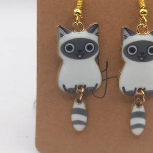 Chaton blanc et gris avec queue mobile
