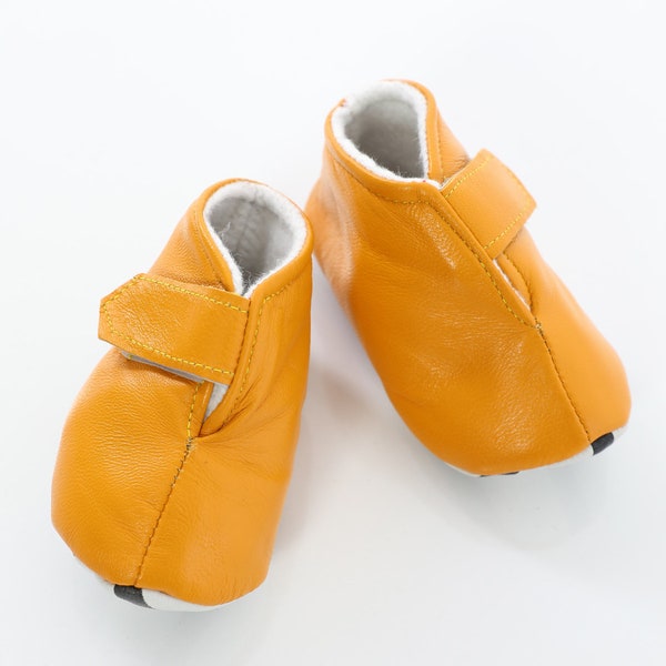 Bombacio Upcycling gefüttertere Krabbelschuhe Lederhausschuhe/ Laufanfänger Schuhe ohne Sohle für Babys aus Stoffresten von Lederfabriken
