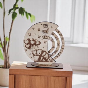 Personalisierter Jahreskalender aus Holz / Ewiger Holzkalender mit Elefant Gravur – Stilvolle Dekoration für Büro & Zuhause