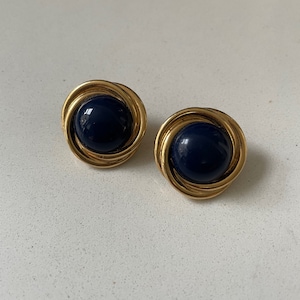 Vintage goudkleurige TRIFARI gesigneerde oorbellen met blauwe cabochonsteen - doorboord