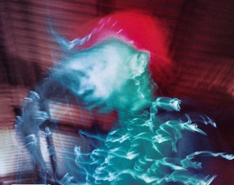 Impressão em tamanho de vinil do single "Colors" de Marco XO / Foto de Austin Grimes