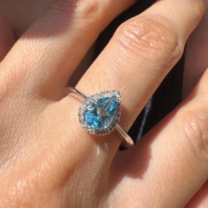 Anillo de compromiso/promesa de oro macizo de 14 quilates con topacio azul genuino y diamantes en forma de lágrima.