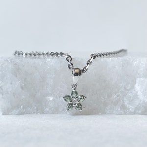 Ciondolo a forma di fiore in oro massiccio 14 carati con zaffiro verde autentico e diamanti (solo ciondolo)