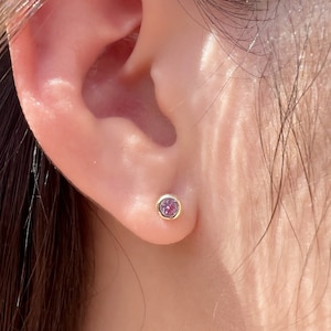 Paire de clous d&#39;oreilles/paire en or massif 14 carats et saphirs roses véritables de 4 mm