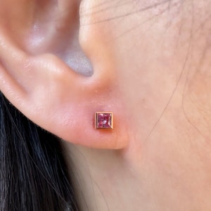 Paire de clous d&#39;oreilles carrés en or massif 14 carats et saphirs roses véritables