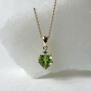 Pingente de peridoto genuíno em formato de coração de ouro maciço 14K/pedra de nascimento de agosto
