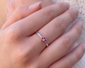 Anillo de oro macizo de 14 quilates con rubí genuino y flor de diamante