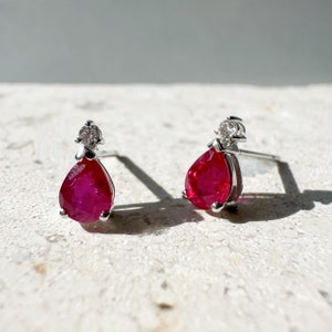14K Solid Gold echte Rubin und Diamant Teardrop Ohrstecker / Paar