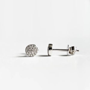 Puede incluir: Un par de pendientes de bot&oacute;n de plata con un dise&ntilde;o redondo de diamantes pav&eacute;.