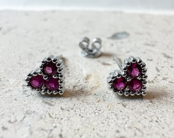 Trío de pendientes de corazón con rubíes genuinos en oro macizo de 14 quilates (par)