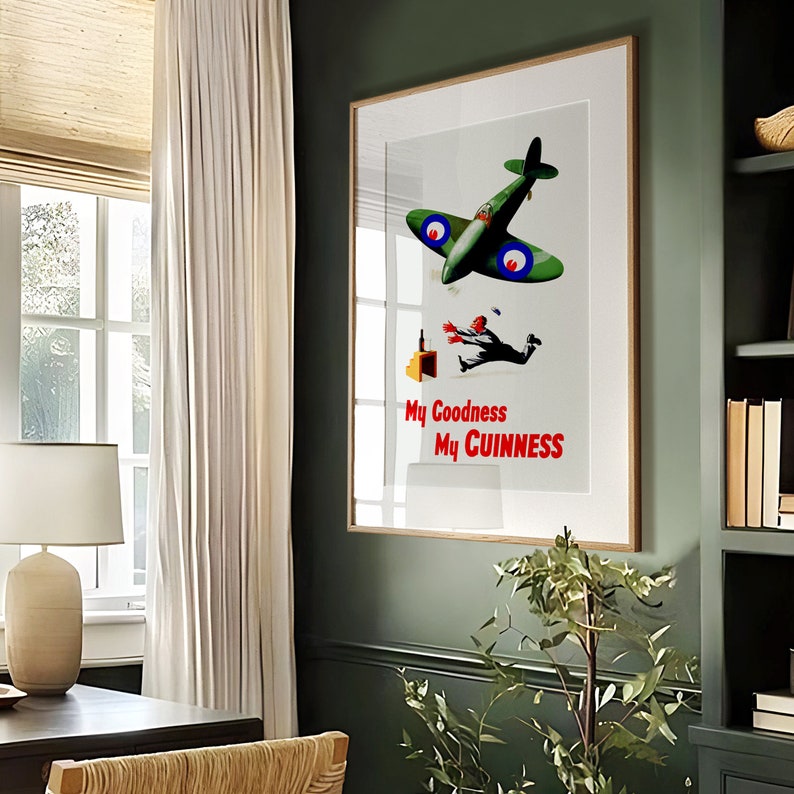 K&ouml;nnte beinhalten: Ein Vintage-Poster f&uuml;r Guinness-Bier. Das Poster zeigt ein gr&uuml;nes und wei&szlig;es Flugzeug, das &uuml;ber einem Mann fliegt, der ein Pint Guinness h&auml;lt. Der Text auf dem Poster lautet "My Goodness My GUINNESS".